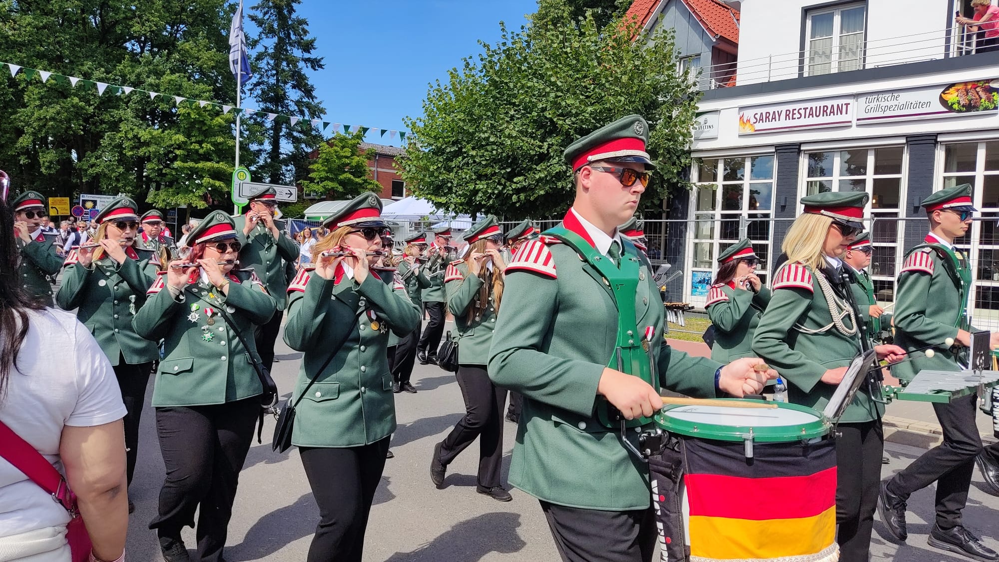 Spielmannszug Lohne beim Festumzug bei Sonnenschein